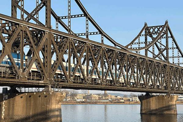 Personenzug mit Ursprung in Pjöngjang kommt nach Wiederaufnahme des Betriebs in Peking an