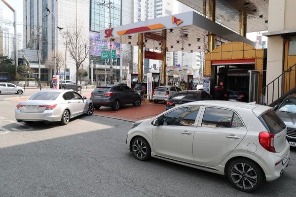 Staatsanwälte führen Razzien gegen vier große Ölraffinerien durch, Industrieverband ermittelt wegen Preisabsprachen