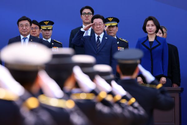 Lee fordert die Polizei auf, sich auf die Pflicht zu konzentrieren, Menschen zu schützen und ihnen zu dienen 