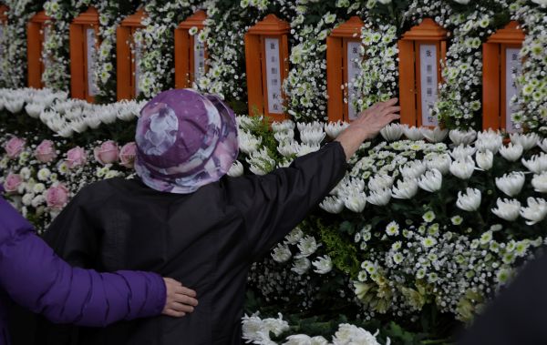 Gemeinsamer Gedenkaltar für 14 Opfer des Fabrikbrandes in Daejeon errichtet