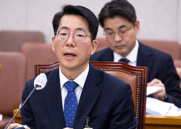 Parteien prüfen berufliche Laufbahn und Vermögen des für den Meeresminister nominierten Kandidaten in der Anhörung