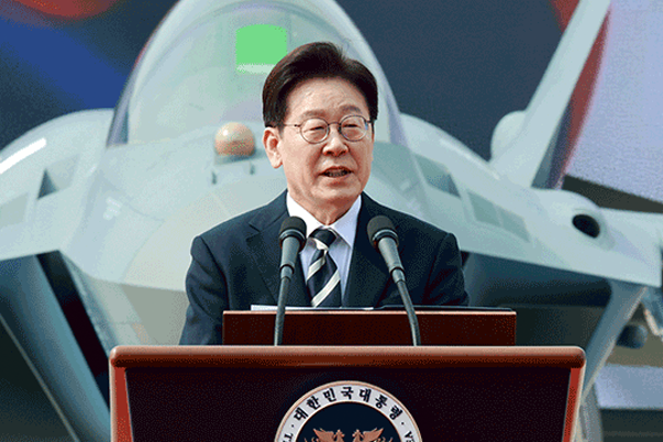 Präs. Lee: KF-21 soll Südkorea dabei helfen, sich zum Kraftwerk der Verteidigungsindustrie zu entwickeln