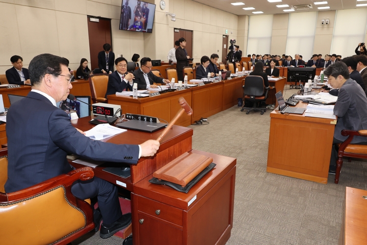 Parlamentarischer Ausschuss billigt Gesetzesentwurf zur Festlegung des offiziellen Feiertags am 1. Mai