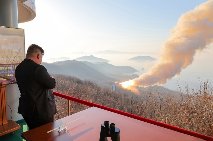 Nordkoreanischer Führer überwacht Test eines neuen Festbrennstoff-Raketentriebwerks