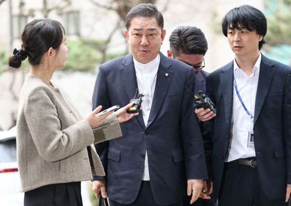 Der Abgeordneten Kim Byung-kee steht vor der vierten Runde der Polizeibefragung wegen Bestechung und zwölf weiteren Anklagen