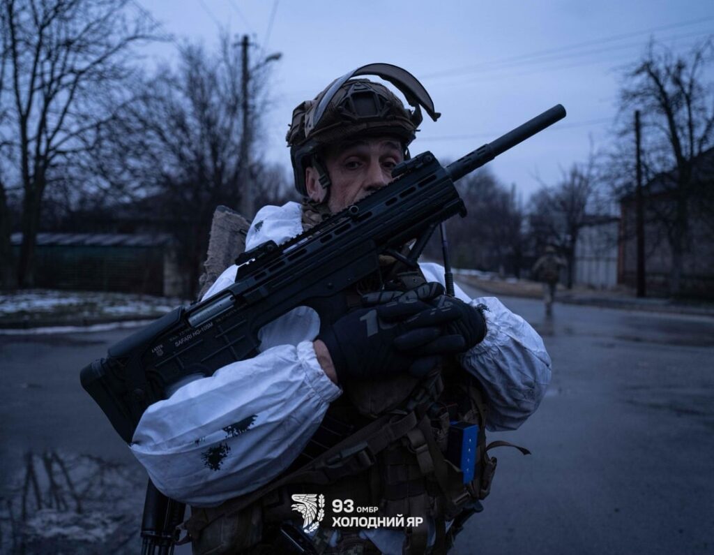 Ukrainische Soldaten – sie sind von der 93. mechanisierten Brigade „Kholodnyi Yar“ – der ukrainischen Armee im Oblast Donezk.