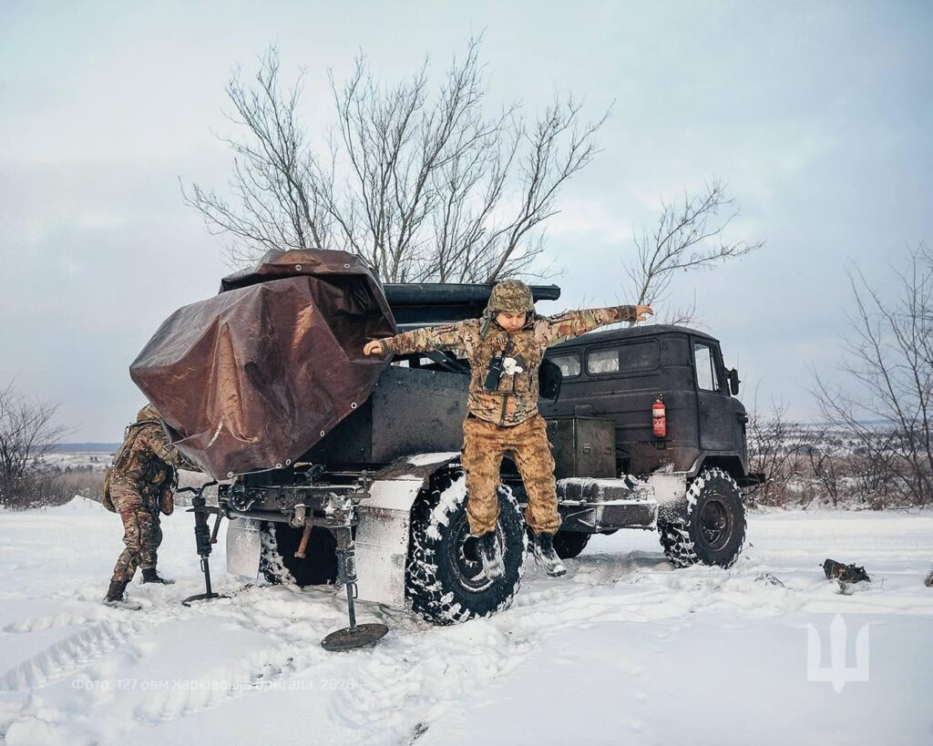 Improvisiertes (122 mm) Mehrfachraketenwerfersystem (MLRS) auf einem Gaz-66-Militärlastwagen aus der Sowjetzeit – von der 127. separaten schweren mechanisierten Brigade – der ukrainischen Armee.