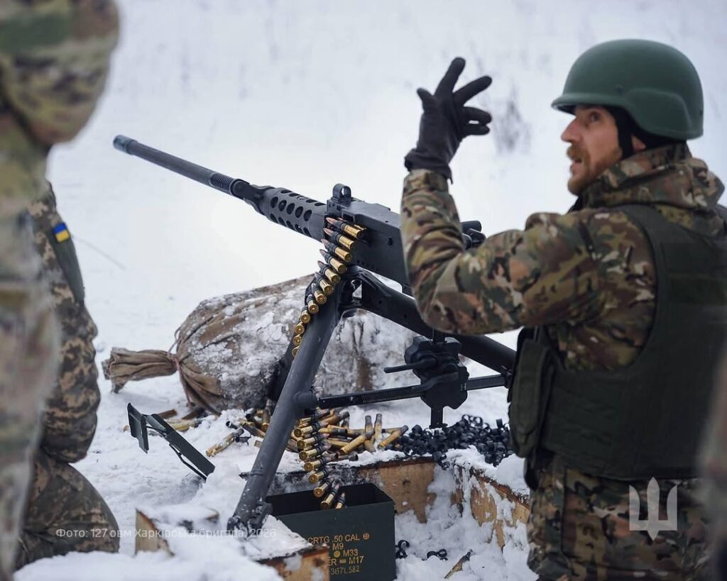 Soldaten beim Training mit einem schweren M2 Browning-Maschinengewehr (HMG) der 127. separaten schweren mechanisierten Brigade der ukrainischen Armee.