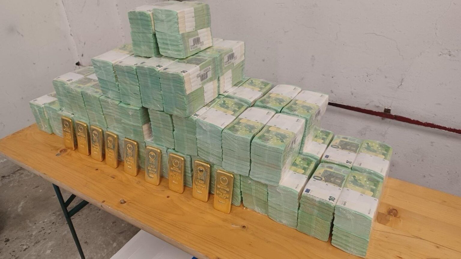 Kiew wirft Ungarn „staatlichen Banditentum“ vor, nachdem es sieben Bankangestellte wegen angeblicher Geldwäsche festgenommen hat. Budapest nennt Bankmitarbeiter „ukrainischen Goldkonvoi“ Kiew wirft Ungarn „staatlichen Banditentum“ vor, nachdem es sieben Bankangestellte wegen angeblicher Geldwäsche festgenommen hat. Budapest nennt Bankmitarbeiter „ukrainischen Goldkonvoi“