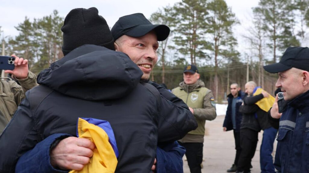 Weitere 300 ukrainische Verteidiger und zwei Zivilisten sind im Rahmen des jüngsten Gefangenenaustauschs aus russischer Gefangenschaft heimgekehrt