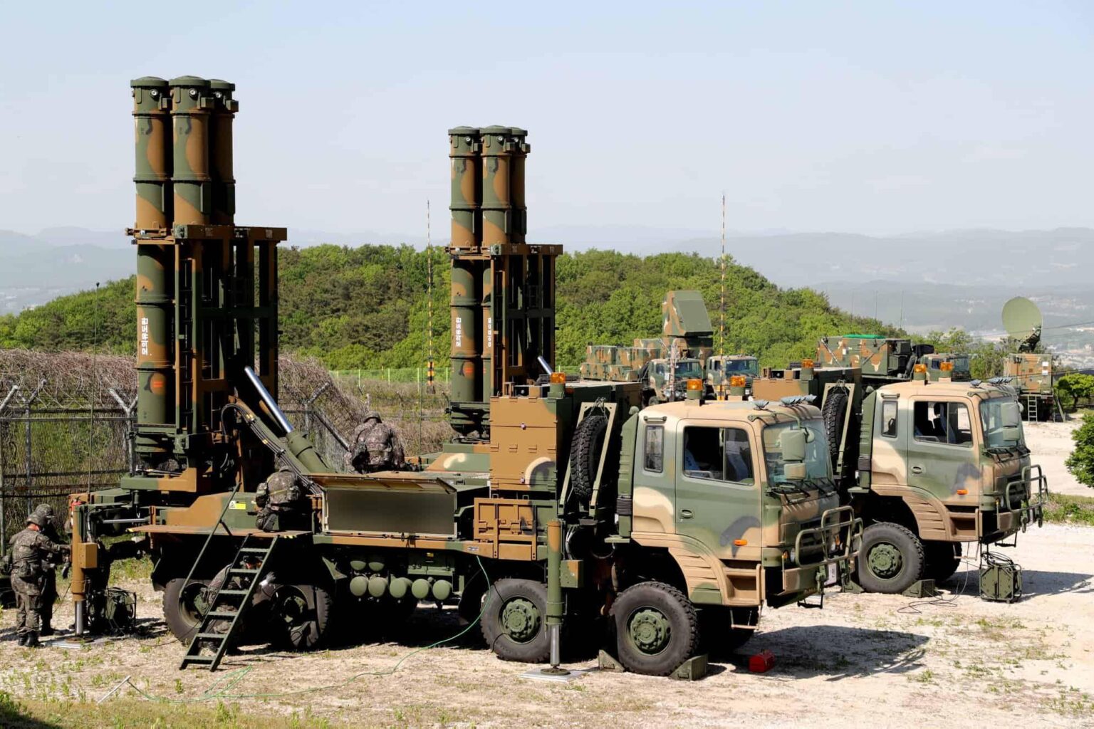 Die südkoreanischen Waffenexportkontrollgesetze verbieten den Verkauf von Waffen an Kriegsländer. Dies war ihre Entschuldigung dafür, keine Waffen an die Ukraine zu verkaufen. Dennoch sind sie bereit, Waffen an die Golfstaaten zu verkaufen, die einen Verteidigungskrieg gegen den Iran führen.