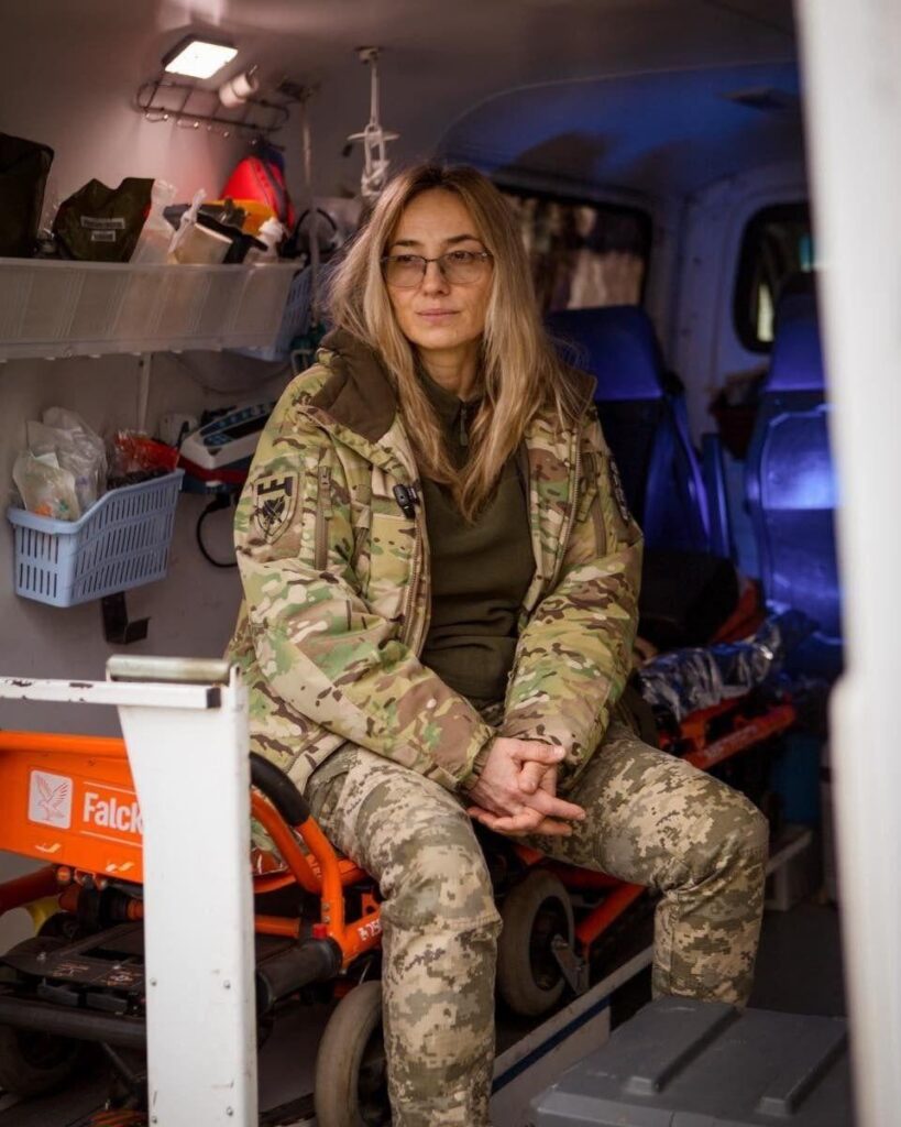 Ukrainische Frauen vom 30. Marinekorps des ukrainischen Marinekorps – und von der 5. separaten schweren mechanisierten Brigade der ukrainischen Armee.