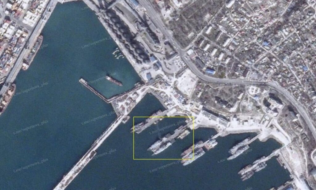 Satellitenbilder über Noworossijsk zeigen Rauch, der von einem russischen Marineschiff nach ukrainischen Angriffen über Nacht aufsteigt – März 2026