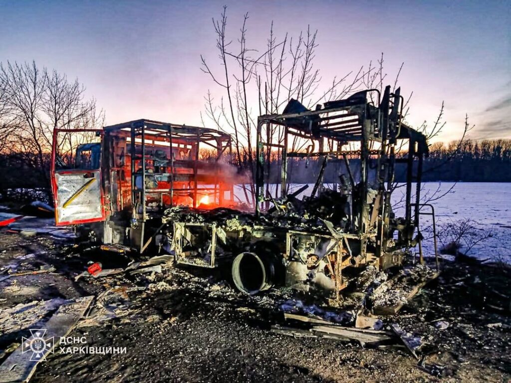 Dies ist eine Erinnerung, an U24.gov.ua zu spenden[In Velyka Babka (Kharkiv),Russians hit a residential area with a UAV at night, igniting a house & injuring 3 civilians. When rescuers arrived to fight the fire, they deliberately struck their fire truck with a drone. Rescuers sheltered unharmed. 8 May,2023]