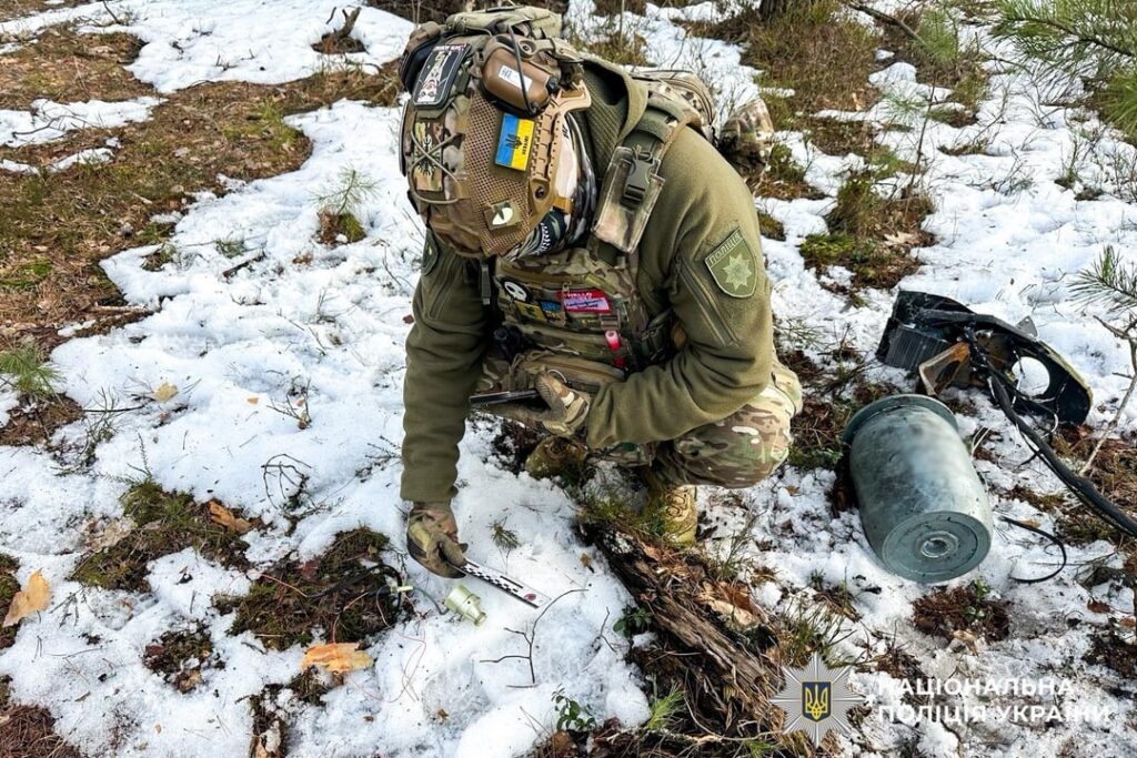 Ein Mitglied der Nationalen Polizei der Ukraine (NPU) entwaffnete eine abgeschossene russische Drohne/UAV – im Oblast Riwne im Nordwesten der Ukraine.