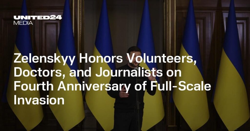 Selenskyj ehrt Freiwillige, Ärzte und Journalisten zum vierten Jahrestag der groß angelegten Invasion