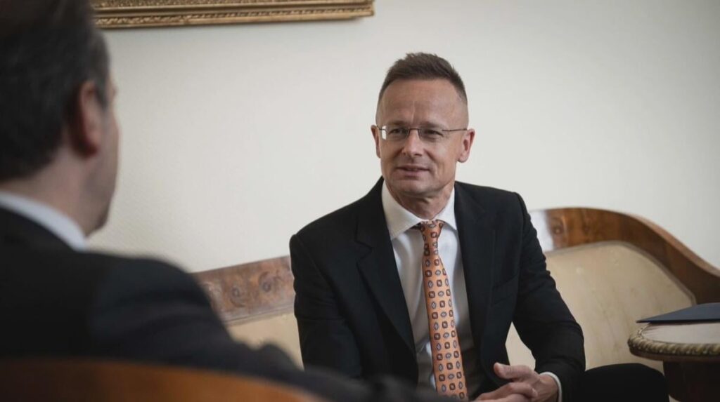 Kiew reagiert auf Ungarns Vorwürfe der „Militärmafia“ wegen der Beschlagnahmung von Oschadbank-Geldern