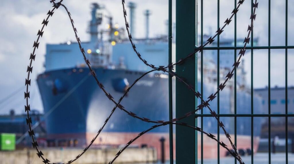 Belgische Streitkräfte haben einen Öltanker der russischen Schattenflotte beschlagnahmt. Der Öltanker war vor der belgischen Küste unterwegs, als er gegen Mitternacht abgefangen wurde. Es ist Teil der Schattenflotte, einem Netzwerk von Schiffen, die außerhalb internationaler Vorschriften operieren, um Wirtschaftssanktionen zu umgehen Belgische Streitkräfte haben einen Öltanker der russischen Schattenflotte beschlagnahmt. Der Öltanker war vor der belgischen Küste unterwegs, als er gegen Mitternacht abgefangen wurde. Es ist Teil der Schattenflotte, einem Netzwerk von Schiffen, die außerhalb internationaler Vorschriften operieren, um Wirtschaftssanktionen zu umgehen
