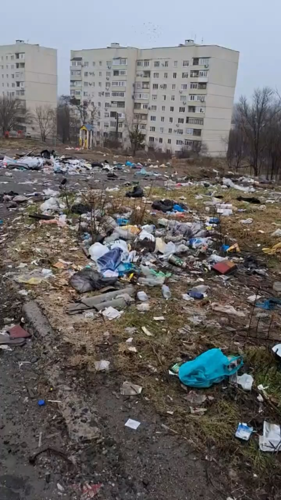 Ansammlung von Müll im russisch besetzten Mariupol. Anwohner, der das Filmmaterial eingereicht hat, gibt an, dass die Mülltonnen plötzlich aus dem Bereich entfernt wurden.