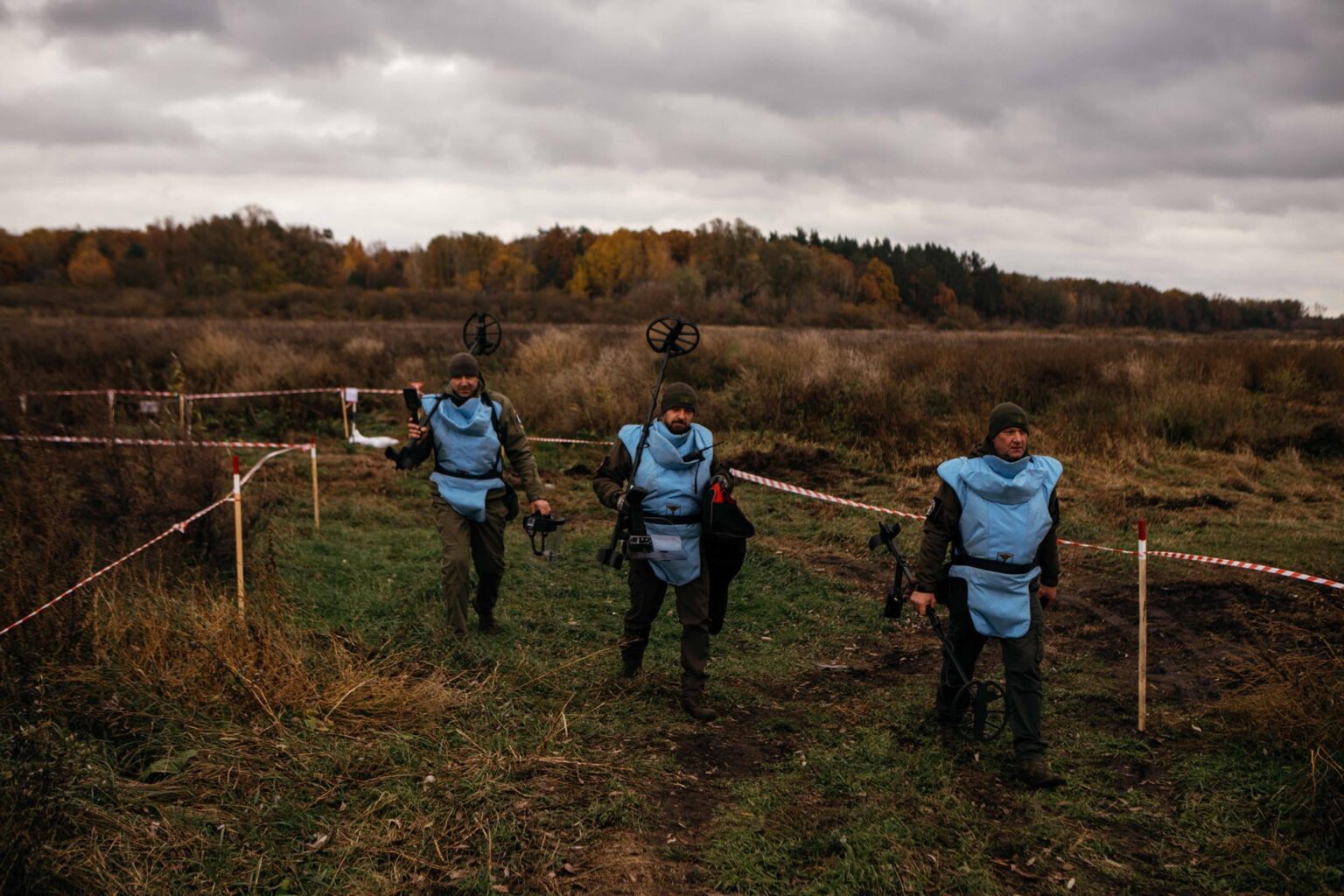 Diese Drohnen sind nicht zum Töten gebaut: Ukrainische Minenräumer setzen Drohnen ein, um die Überreste der groß angelegten russischen Invasion zu räumen – um Gemeinden zu schützen und Land zurückzugewinnen. Diese Drohnen sind nicht zum Töten gebaut: Ukrainische Minenräumer setzen Drohnen ein, um die Überreste der groß angelegten russischen Invasion zu räumen – um Gemeinden zu schützen und Land zurückzugewinnen.