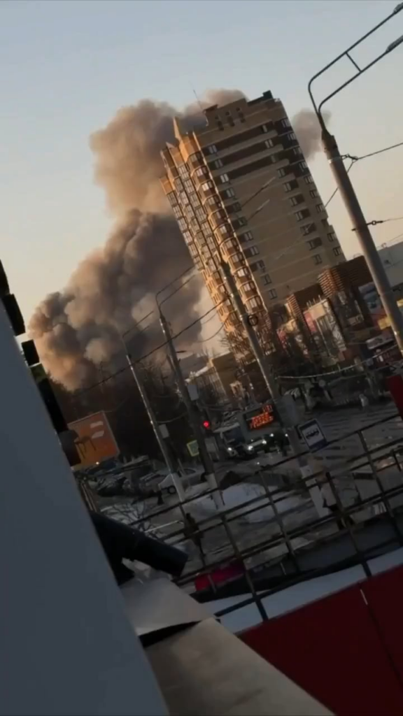 Ukrainische Raketen trafen das Mikroelektronikwerk „Kremny El“ in Brjansk, Russland. In diesem Filmmaterial können Sie den Einschlag einer der Raketen sehen. Das Unternehmen produziert Waren für den militärisch-industriellen Komplex Russlands.