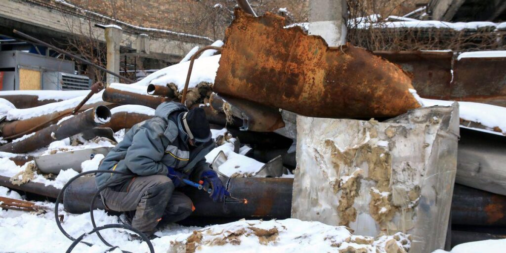 Ukrainische Ingenieure riskieren alles, um unter Beschuss die Stromversorgung wiederherzustellen