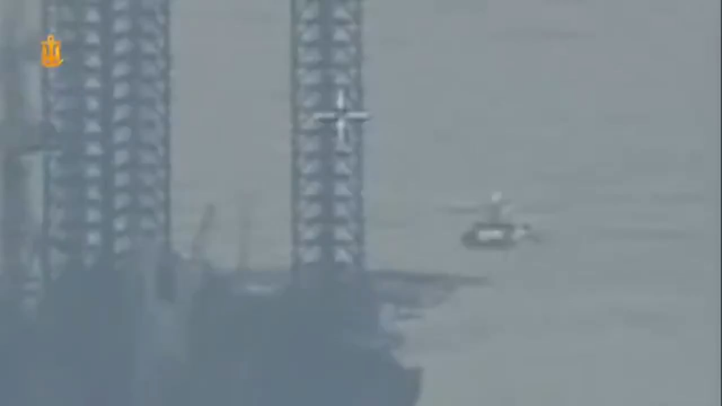 Der Moment, in dem 🇺🇦Kamikaze-Drohnen der ukrainischen Marine einen 🇷🇺russischen schiffsgestützten U-Boot-Abwehrhubschrauber Ka-27 über dem Schwarzen Meer abgeschossen haben.