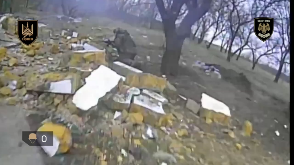 19 russische Soldaten werden vom Bataillon für unbemannte Systeme des 1. Angriffsregiments der Ukraine mit FPV-Drohnen und von Drohnen abgeworfenen Granaten getroffen. In der Nähe von Hulyaipole, veröffentlicht am 9. März 2026.