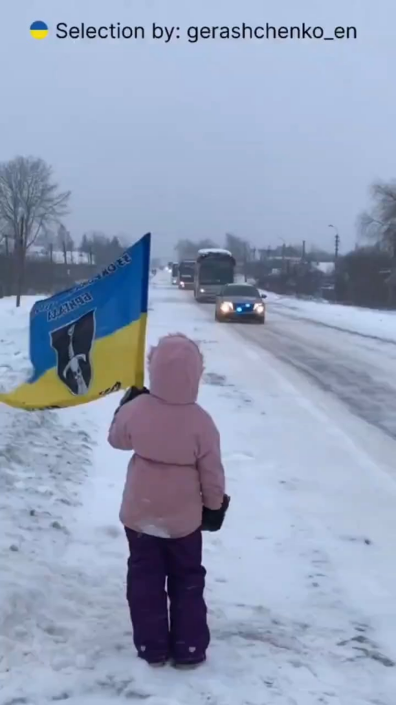 💙💛💙🇺🇦🇺🇦🇺🇦 Die achtjährige Liza Ostapenko aus einer ländlichen Grenzsiedlung in der Region Tschernihiw begrüßt ukrainische Verteidiger, die aus russischer Gefangenschaft zurückkehren – bei jedem Wetter, zu jeder Tageszeit, zu jeder Jahreszeit