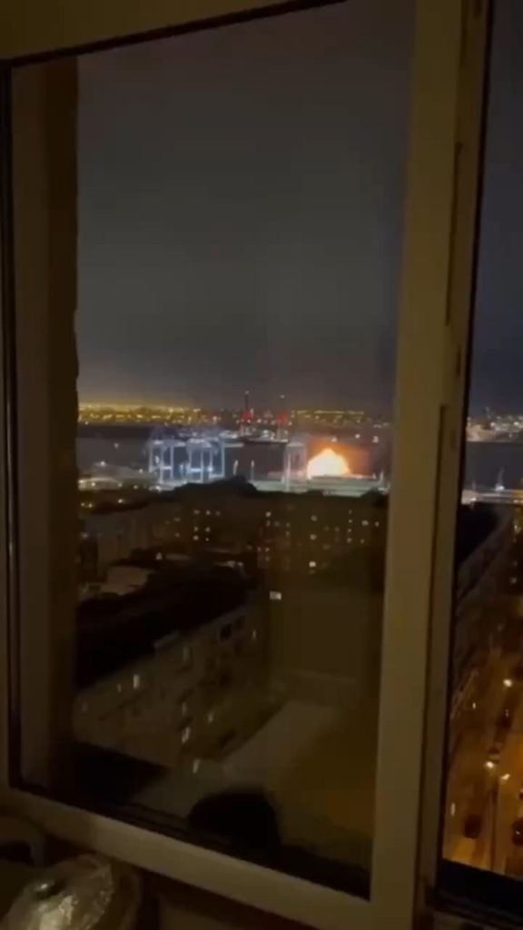 Riesige Explosion nach dem Einschlag in Noworossijsk, Russland. Der ukrainische Angriff auf wichtige Vermögenswerte entlang der Hafenanlagen dauert an.