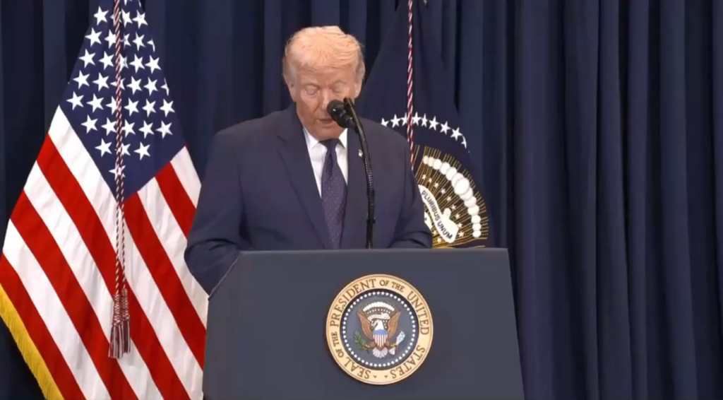 Trump nach dem Telefonat mit Putin: „Wir verzichten auch auf bestimmte Ölsanktionen, um die Preise zu senken. Wir haben also Sanktionen gegen einige Länder, wir werden diese Sanktionen aufheben, bis sich die Lage geklärt hat. Wer weiß – vielleicht müssen wir sie nicht verhängen, es wird so viel Frieden geben.“ Trump nach dem Telefonat mit Putin: „Wir verzichten auch auf bestimmte Ölsanktionen, um die Preise zu senken. Wir haben also Sanktionen gegen einige Länder, wir werden diese Sanktionen aufheben, bis sich die Lage geklärt hat. Wer weiß – vielleicht müssen wir sie nicht verhängen, es wird so viel Frieden geben.“