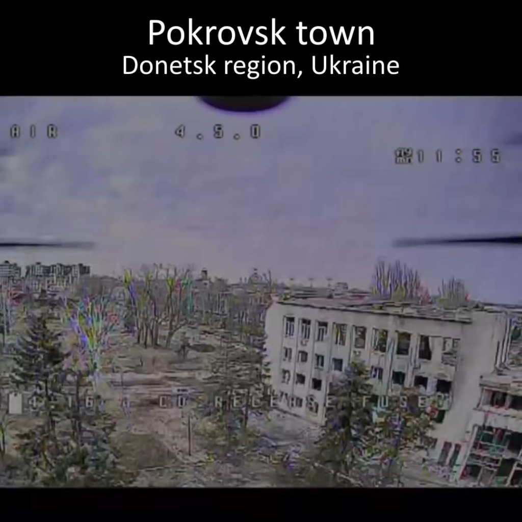 Blick auf die Stadt Pokrowsk von der ukrainischen FPV-Drohne aus