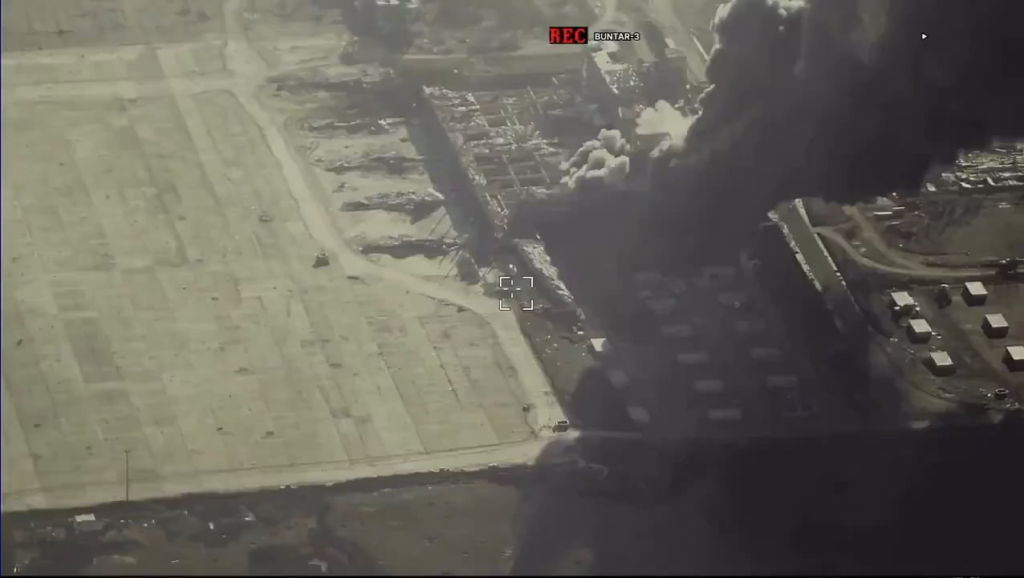 Ukrainische Streitkräfte griffen mit ATACMS- und Stormshadow/SCALP-EG-Raketen den russischen Stützpunkt Shahed auf dem von Russland besetzten Flughafen Donezk an und zerstörten ihn.