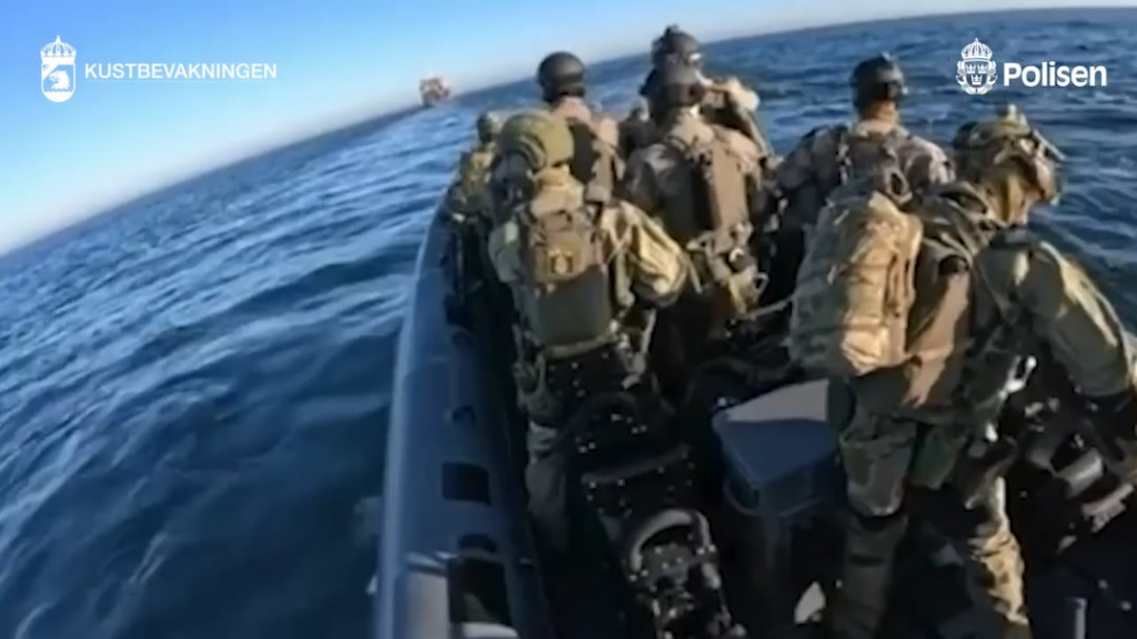 Eigene Aufnahmen der schwedischen Polizei/Küstenwache von der Enterung des Schiffes Caffa – einem russischen Schattenflottenschiff.