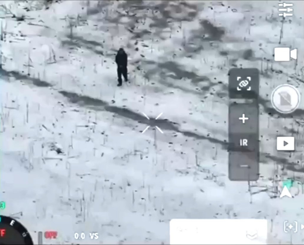Ein russischer Eindringling wurde von einer ukrainischen FPV-Drohne getroffen und einige Meter weit geschleudert