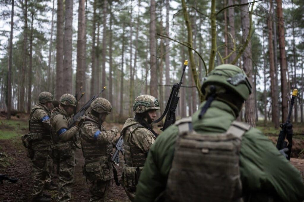 Soldaten der Streitkräfte der Ukraine – während der Ausbildung im Rahmen der multinationalen Operation Interflex – unter Anleitung erfahrener Ausbilder aus Litauen und anderen Partnerländern.