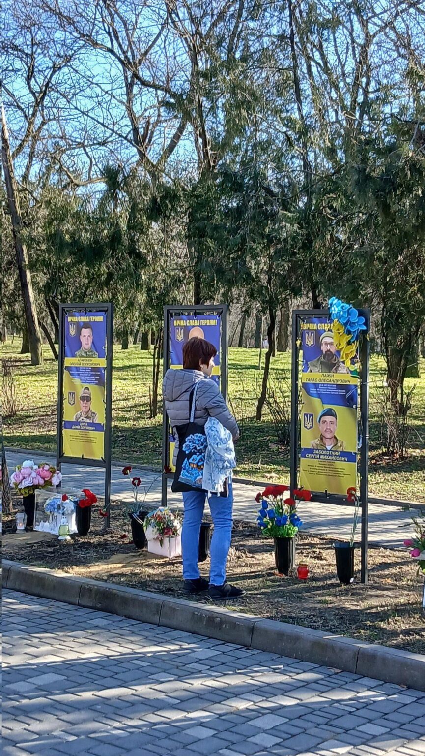 Eine ukrainische Frau in der Stadt Odessa betrachtet ein Porträt eines Soldaten der ukrainischen Armee, der im Kampf getötet wurde. Zahlreiche solcher Denkmäler gibt es in ukrainischen Städten – wie zum Beispiel die Mauer zum Gedenken an die Gefallenen in Kiew.