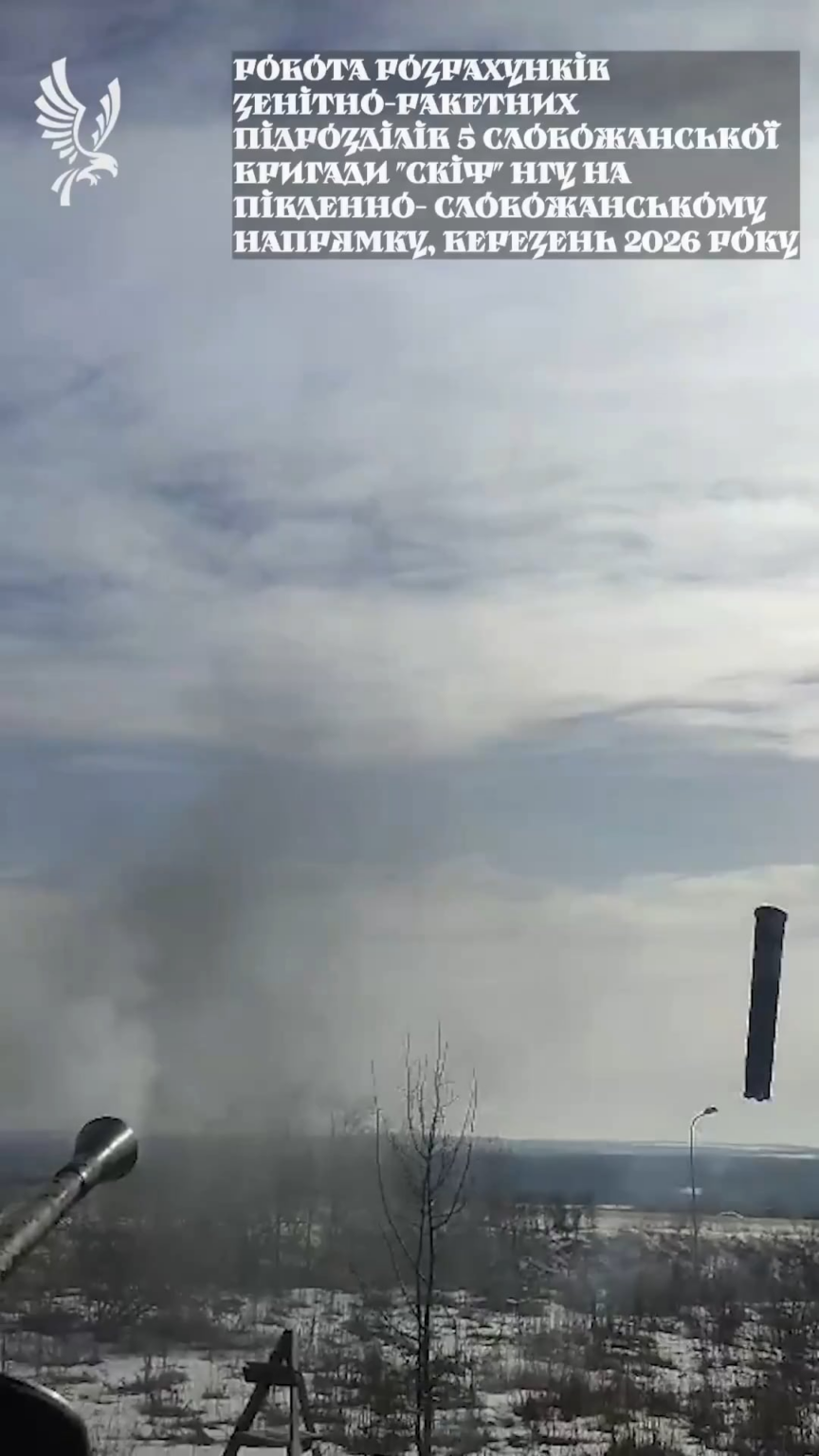 Die „Skifs“-Einheit schießt mit einer Bofors-40-mm-Kanone russische Shahed-Drohnen über der Region Charkiw ab