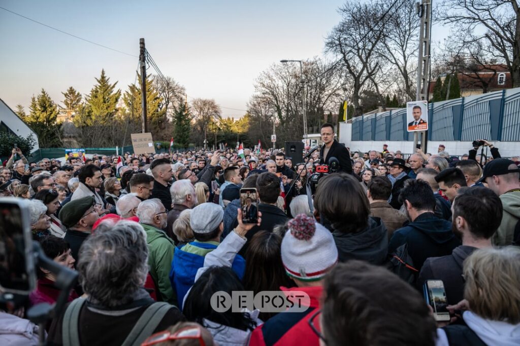 Orbán veranstaltete vor der ukrainischen Botschaft in Budapest eine Anti-Ukraine-Kundgebung. Seine Anhänger verglichen Selenskyj mit Saddam Hussein und einem Marionettenspieler und forderten außerdem, dass Kiew den Transit von russischem Öl wieder aufnehmen solle. Orbán veranstaltete vor der ukrainischen Botschaft in Budapest eine Anti-Ukraine-Kundgebung. Seine Anhänger verglichen Selenskyj mit Saddam Hussein und einem Marionettenspieler und forderten außerdem, dass Kiew den Transit von russischem Öl wieder aufnehmen solle.