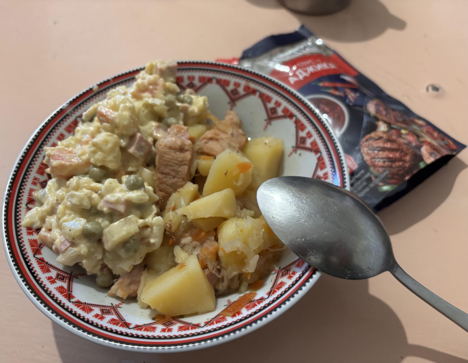 Das heutige Mittagessen in meiner Militäreinheit: Kartoffeleintopf mit Fleisch und Salat nach Olivier-Art