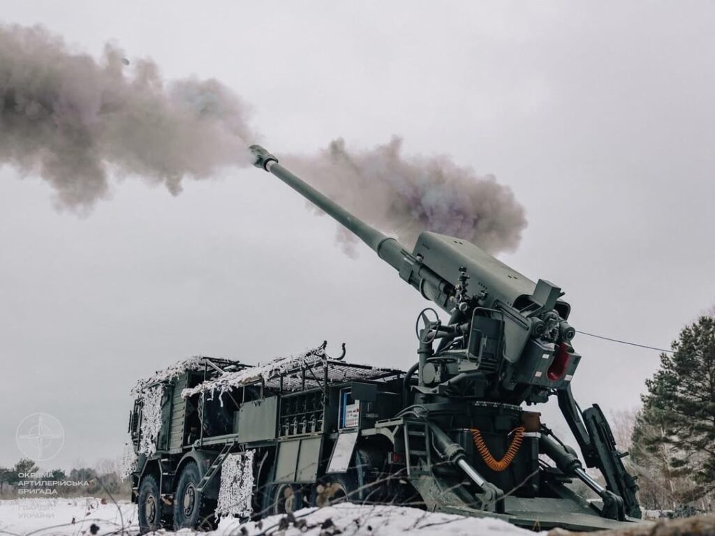 2S22 Bohdana (155 mm) selbstfahrende Haubitze (SPH) der 16. Separaten Artilleriebrigade der Nationalgarde der Ukraine (NGU).