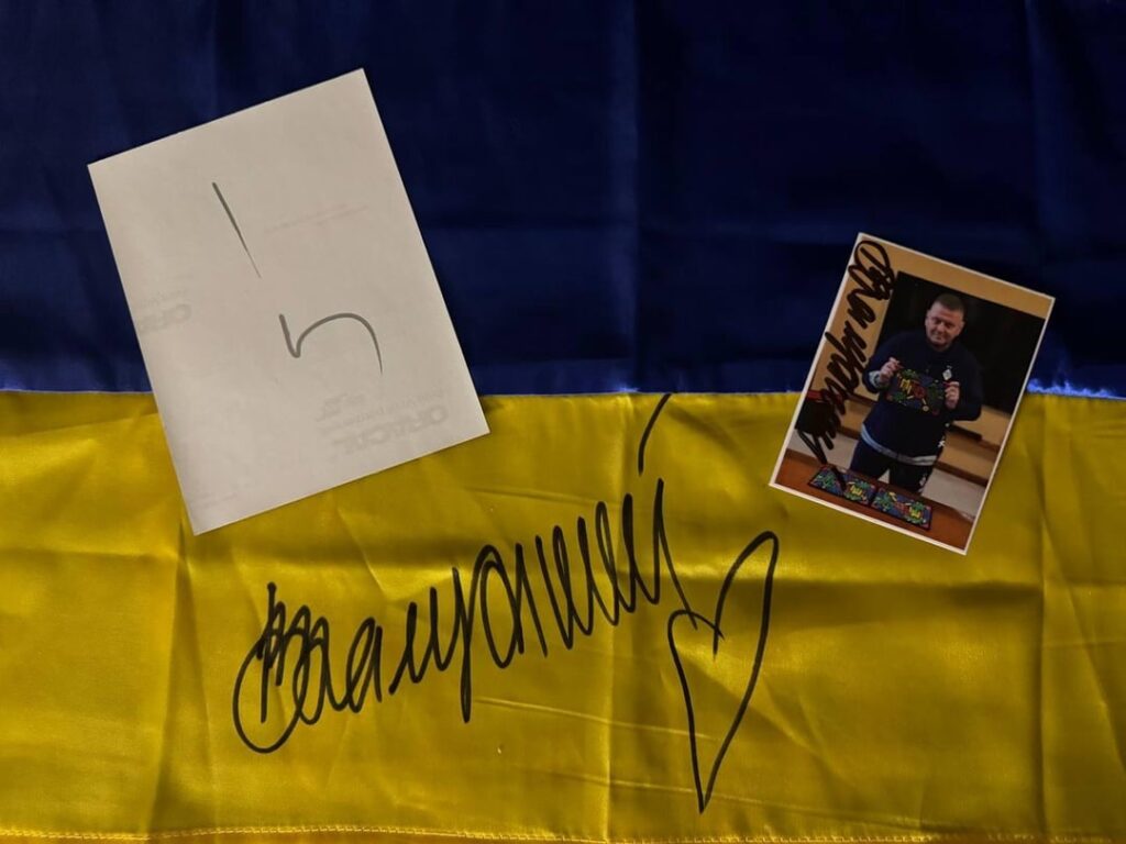 Verifizierte Auktion einer von Zaluzhny signierten Flagge und von Zaluzhny und Bulanov signierten Karten. Startgebot: 100 $, Gebotserhöhung: 50 $. Der Gewinner erhält Zaluzhnys Flagge, der Zweitplatzierte erhält die Karten. Die Mittel werden für die Installation eines Sicherheitssystems im unabhängigen Museum des Dritten Weltkriegs verwendet. Infos in den Kommentaren.