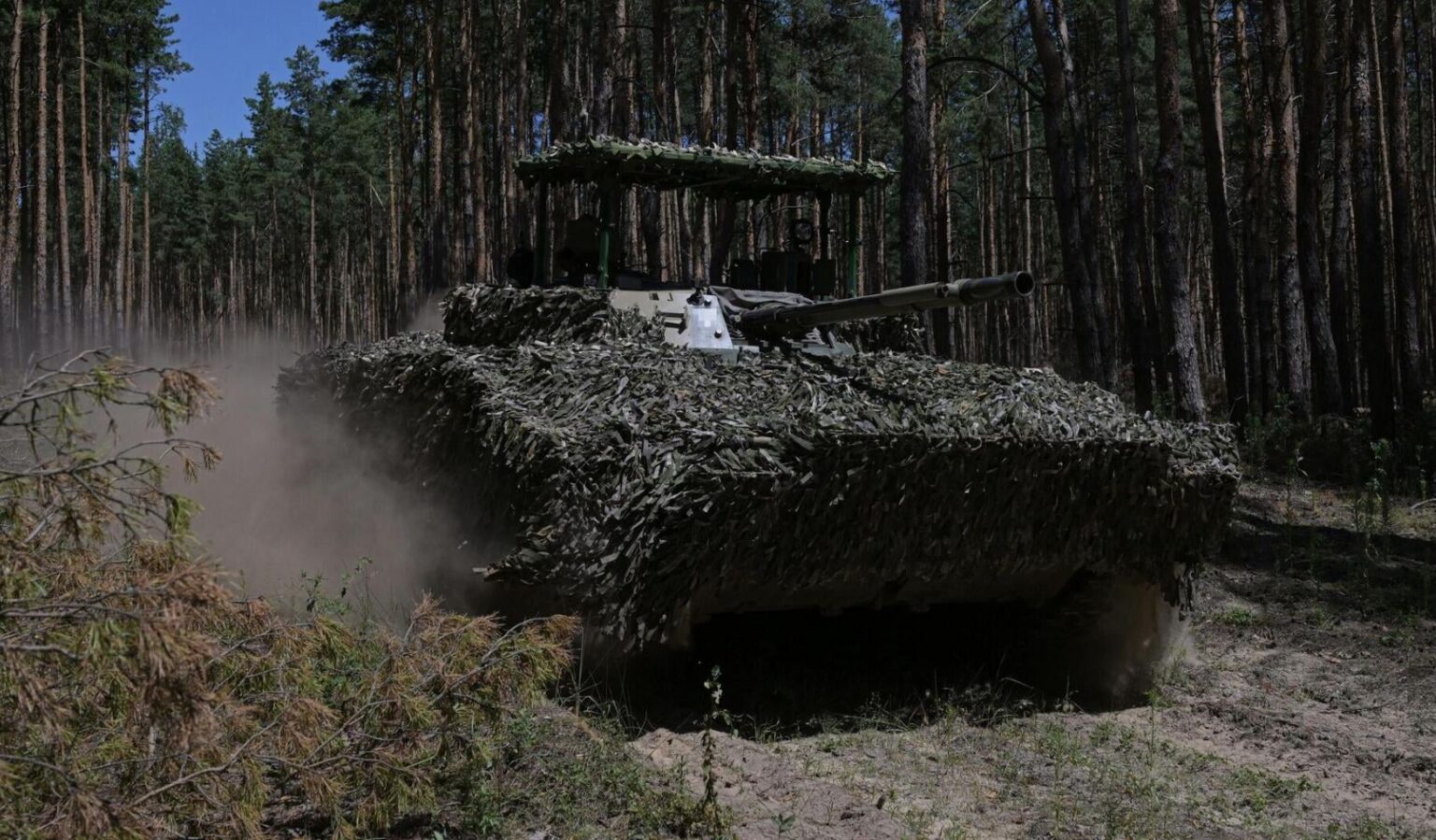 Streitkräfte der Ukraine zerstören russische Panzerkolonne im Lyman-Sektor