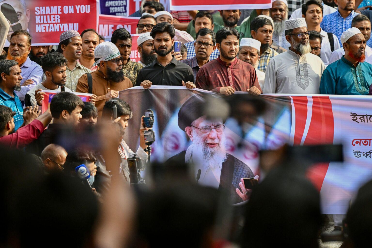 Irans Khamenei, ein weiterer Verbündeter Russlands, fällt ohne die Hilfe Moskaus, ebenso wie Assad und Maduro. Putin als nächstes?