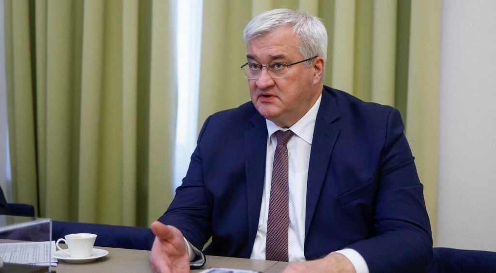 Nach Angaben der Ukraine hat Ungarn in einem gepanzerten Konvoi sieben Bankmitarbeiter festgenommen und Bargeld und Gold mitgenommen Nach Angaben der Ukraine hat Ungarn in einem gepanzerten Konvoi sieben Bankmitarbeiter festgenommen und Bargeld und Gold mitgenommen