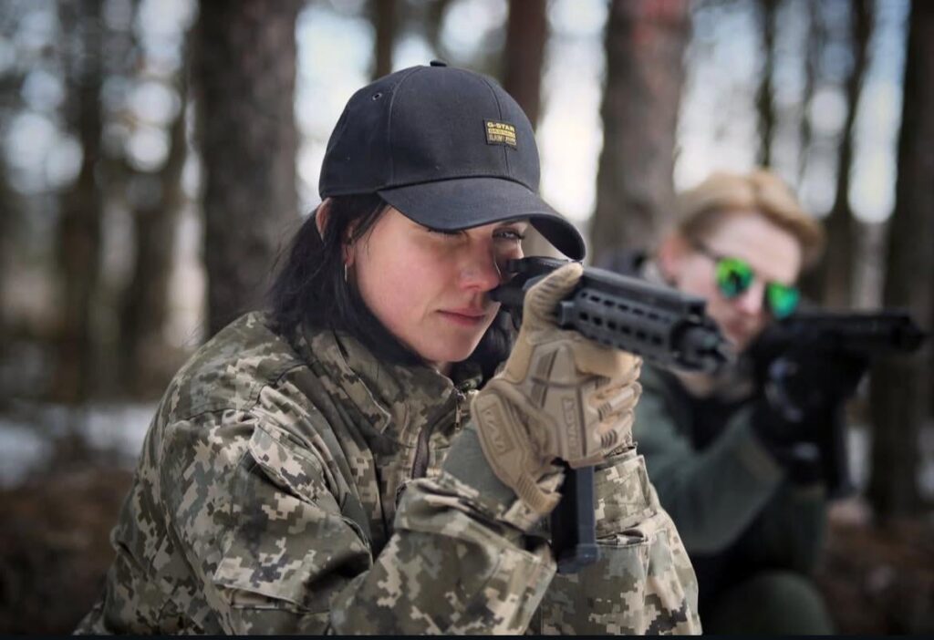 Ukrainische Frauen mit Gewehren – während ihrer Teilnahme an einer Ausbildung – im Kiewer Regionalzentrum zur Vorbereitung der Bürger auf den nationalen Widerstand – im Oblast Kiew.