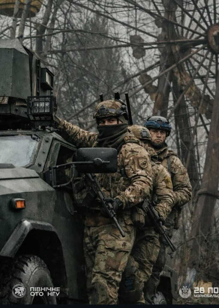 Ukrainische Soldaten – sie sind vom 1. Atomkraftwerk-Verteidigungsbataillon – der Nationalgarde der Ukraine (NGU) – in Pripjat, Sperrzone von Tschernobyl – Oblast Kiew.