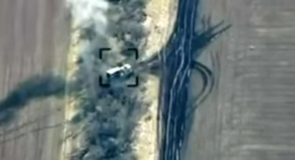 ​Ukrainische Drohneneinheit macht Jagd auf verstecktes Buk-M1-System und zerstört es (Video)