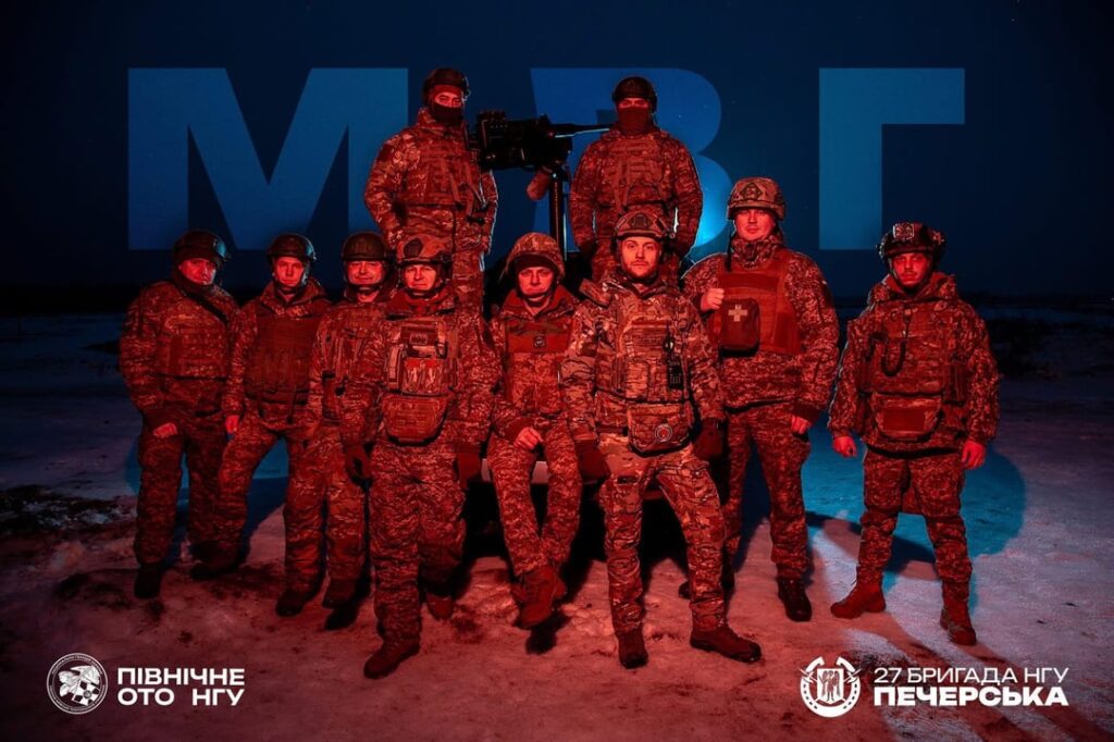 Ukrainische Soldaten mit einem auf einem Lastwagen montierten schweren M2 Browning-Maschinengewehr (HMG) zum Einsatz gegen russisch-iranische Kamikaze-Drohnen – von der 27. separaten „Pechersk“-Brigade – der Nationalgarde der Ukraine (NGU).