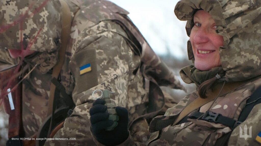 Ukrainische Soldaten beim Training mit Gewehren und Drohnen – von der 14. Separaten Mechanisierten Brigade, benannt nach Prinz Roman dem Großen – der ukrainischen Armee.